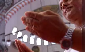 14 Yıl Papazlık Yaptı, Kur’an’ı Okuyunca Hayatı Değişti! Eski Kilisesi Mescide Dönüştü