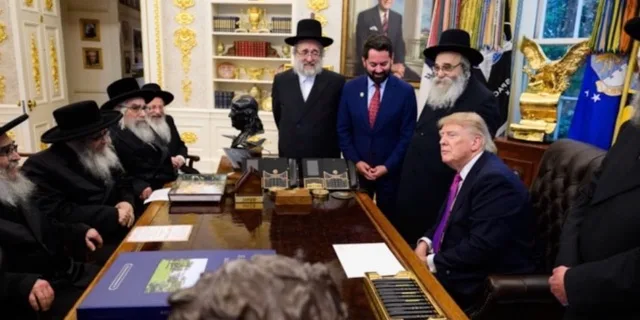 Trump’ın Anti-Siyonist Hahamlarla Oval Ofis Görüşmesi Siyonist ve Muhafazakar Çevrelerde Tepki Topladı